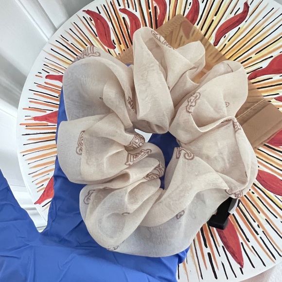 🩷SOLD🩷Brandnew Maxmara hair accessories - Picture 3 of 3